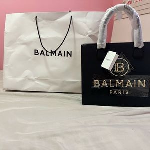 This is an authentic Balmain leather shoulder bag with leather strap. Never worn